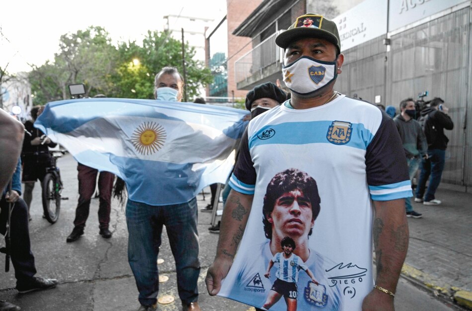 Maradona evoluciona bien tras ser operado; Messi le envía buenos deseos