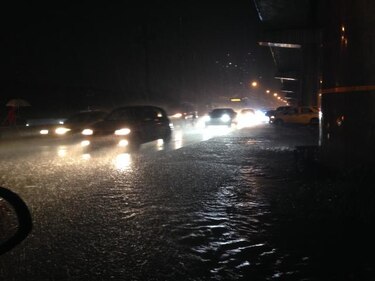 Tormenta eléctrica causa inundaciones en vías y fallas en fluido eléctrico