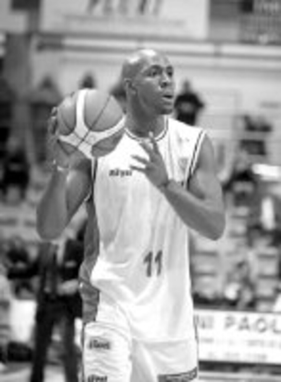 Michael Hicks coló 21 puntos