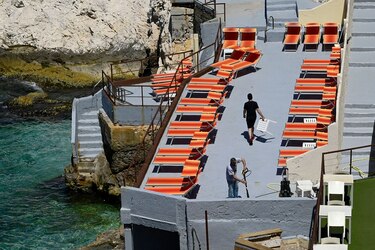 Francia reabre terrazas y museos, Nueva York suprime uso de mascarillas