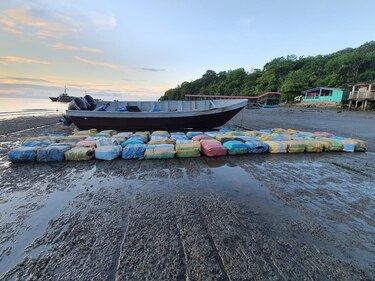 En Punta Burica se incautan de 2 mil 341 paquetes de supuesta droga y aprehenden a tres nicaragüenses