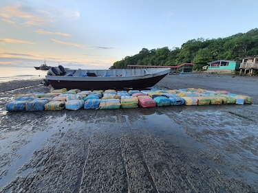 En Punta Burica se incautan de 2 mil 341 paquetes de supuesta droga y aprehenden a tres nicaragüenses