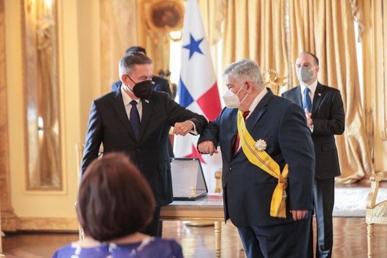 Gobierno otorga al empresario ‘Bobby’ Tzanetatos la orden Manuel Amador Guerrero en el grado de Gran Cruz