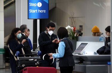 Estados Unidos mantiene restricciones a viajes internacionales por la variante Delta del coronavirus