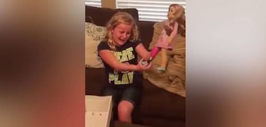 Video de niña recibiendo muñeca con prótesis se vuelve viral
