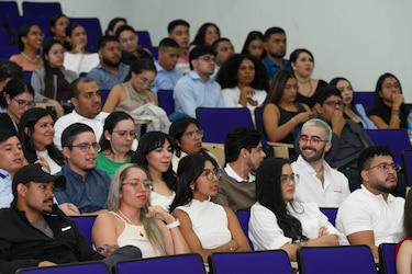 Más médicos graduados y más competencia: el reto de la nueva generación de doctores