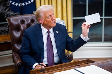 Trump desmantela el legado de Biden con una ola de decretos que inauguran su mandato