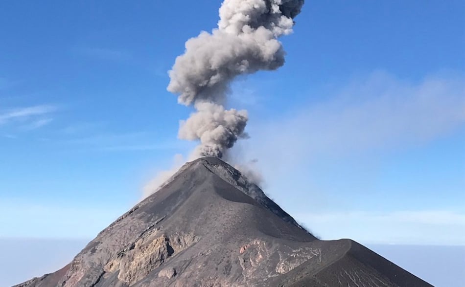 Volcán Fuego aumenta actividad en Guatemala que vigila también al Pacaya