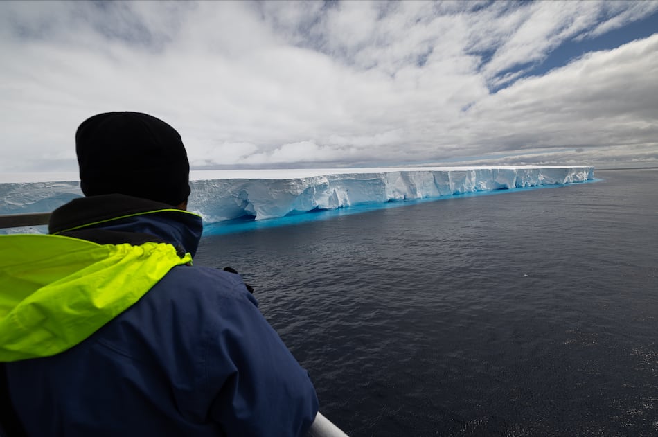 El iceberg más grande del mundo está a la deriva por el océano Antártico tras desprenderse
