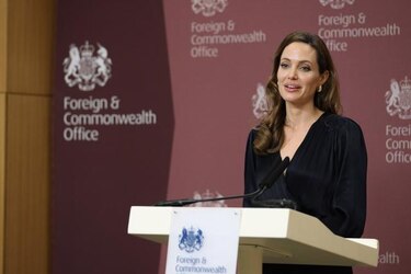 Angelina Jolie en el lanzamiento de campaña británica contra la violación
