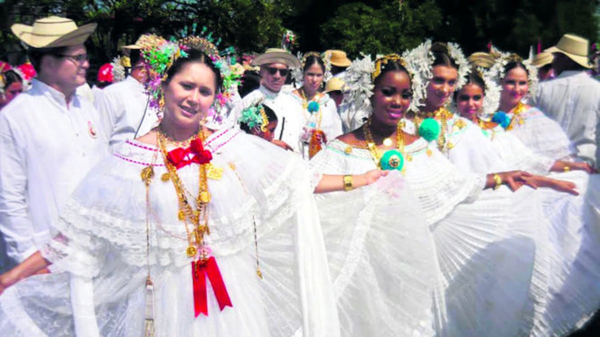 Empolleradas de todo el país se dieron cita a la ciudad de Las Tablas para el desfile de la pollera.