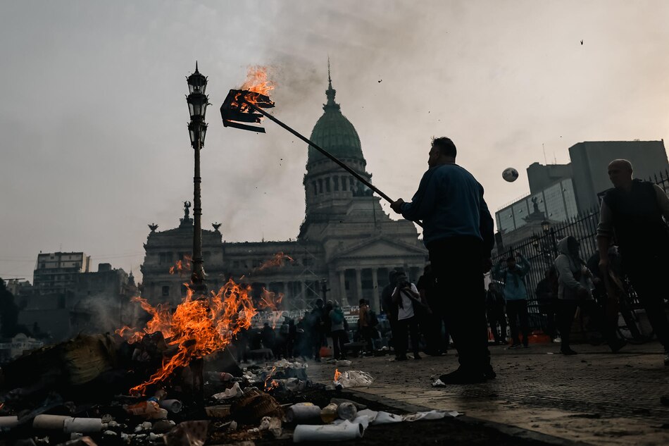 Manifestantes y policías chocan frente al Senado mientras se debate proyecto clave de Milei