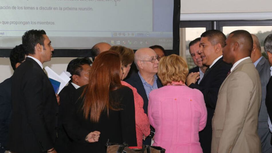 Partidos tumban propuesta que abría espacios a independientes al Parlacen