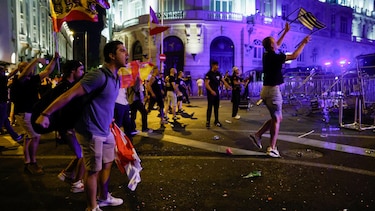 Miles de personas protestan en España por la respuesta del gobierno de Pedro Sánchez a la crisis migratoria en Ceuta