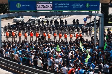 El transporte aéreo en Argentina, afectado por el primer paro contra el Gobierno de Javier Milei