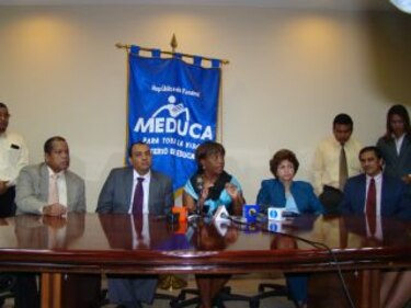 Molinar anuncia aumento salarial a educadores en 2011