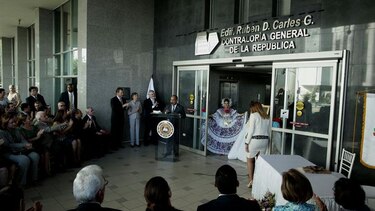 Colocan placa en sede de Contraloría en honor a Rubén Darío Carles