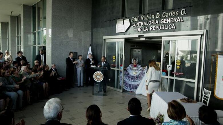 Colocan placa en sede de Contraloría en honor a Rubén Darío Carles