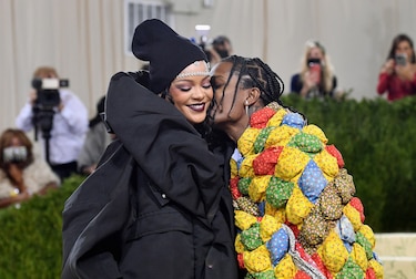 La cantante Rihanna y el rapero A$AP Rocky esperan su primer hijo