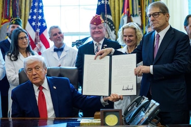 Trump amplía el acceso a la marihuana en el mayor cambio de la política de drogas de Estados Unidos en décadas