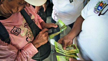 Aterrizan bolívares, pero no llegan a la calle