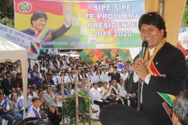 Evo Morales firma decretos de aumento salarial y marcha con la Central Obrera