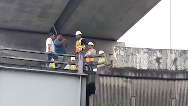 Cierran puente de Paraíso, San Miguelito, luego de que grúa lo golpeara
