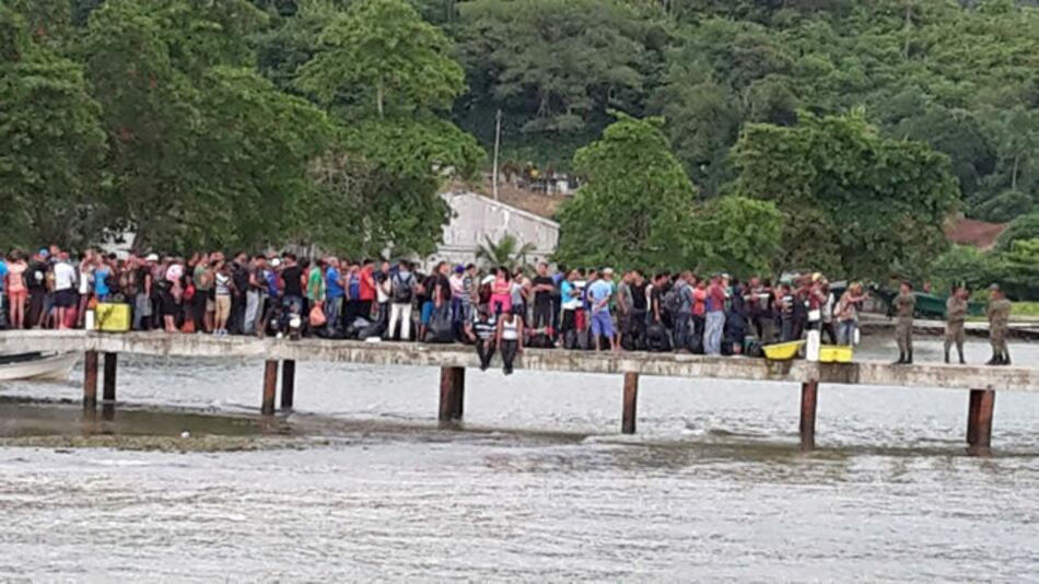 Unos 600 inmigrantes cubanos saturan Puerto Obaldía