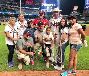 Noche emocionante para Johan Camargo; celebra en el terreno con su familia