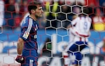 El Atlético golea al Madrid y se acerca a cuatro puntos