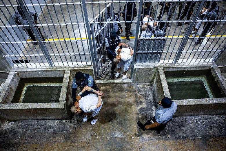 La brutalidad en la megacárcel de Bukele que denuncian 8 de los venezolanos deportados por Estados Unidos: ‘bienvenidos al cementerio de hombres vivos’