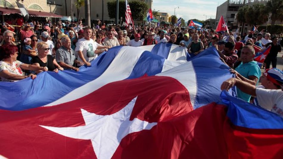Cubanos estadounidenses celebran la muerte de Fidel Castro en calles de Miami