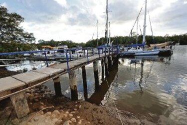 Turistas utilizan el puerto Pedregal