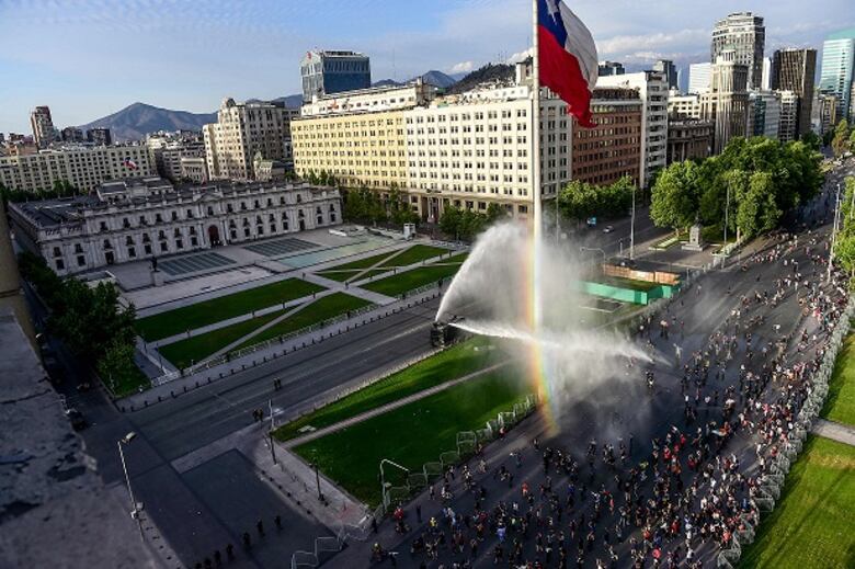 Otro día más de intensas protestas en Chile mientras presidente Piñera se juega carta política