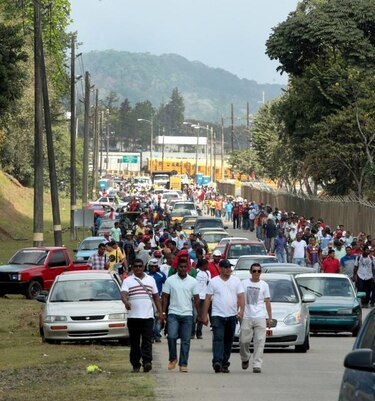 Obreros esperan una contrapropuesta para levantar paro