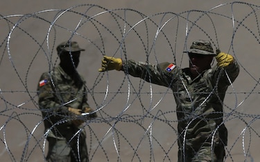 El gobernador de Texas desafía al Supremo con el alambre de púas en la frontera