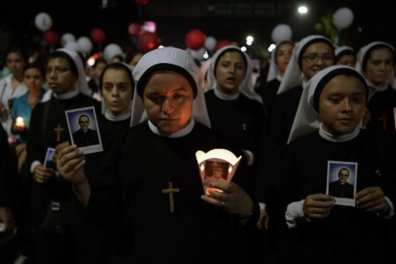 Salvadoreños celebran canonización de monseñor Romero