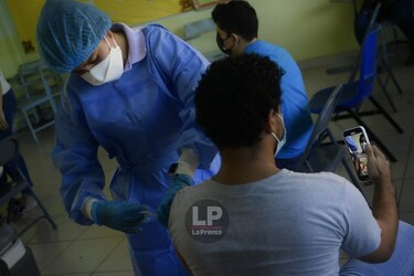 Continúa jornada de vacunación en el circuito 8-8; jóvenes acuden al llamado  