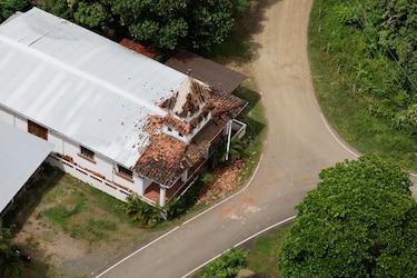 Un pueblo incomunicado por el terremoto en Panamá corre por la ayuda llegada del cielo