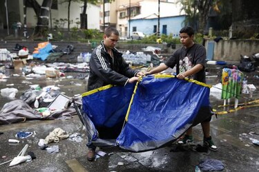 Gobierno venezolano desaloja campamentos de protesta