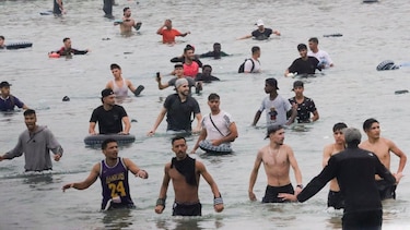 Las impactantes imágenes del cruce de más de 50,000 migrantes de Marruecos a España por la frontera de Ceuta