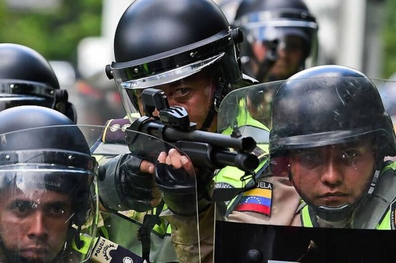 Video: Chavistas golpean con tubos a diputados opositores en Venezuela