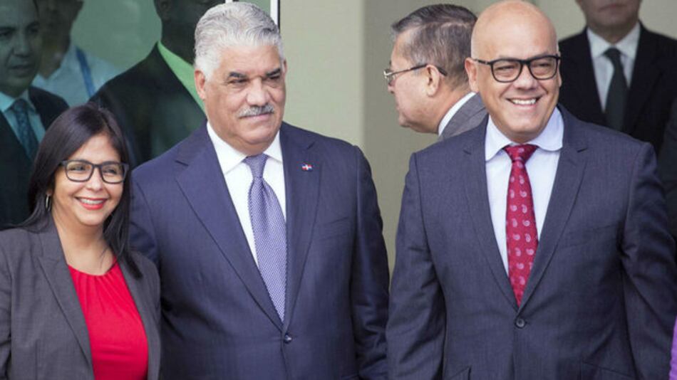 Gobierno de Maduro y oposición reanudan negociaciones