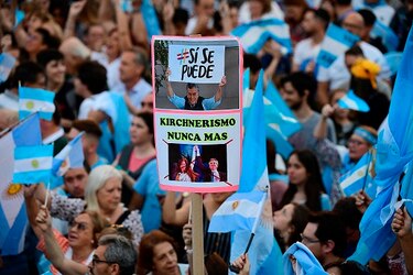 Macri y Fernández cierran campañas electorales en Argentina