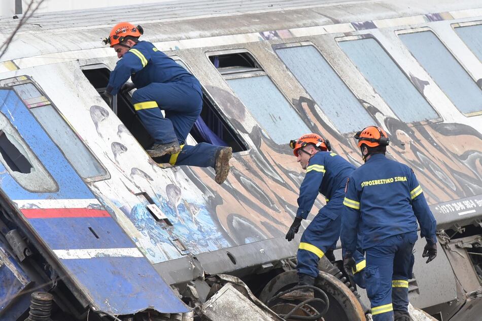 Aumentan a 43 los muertos por el accidente de tren en Grecia