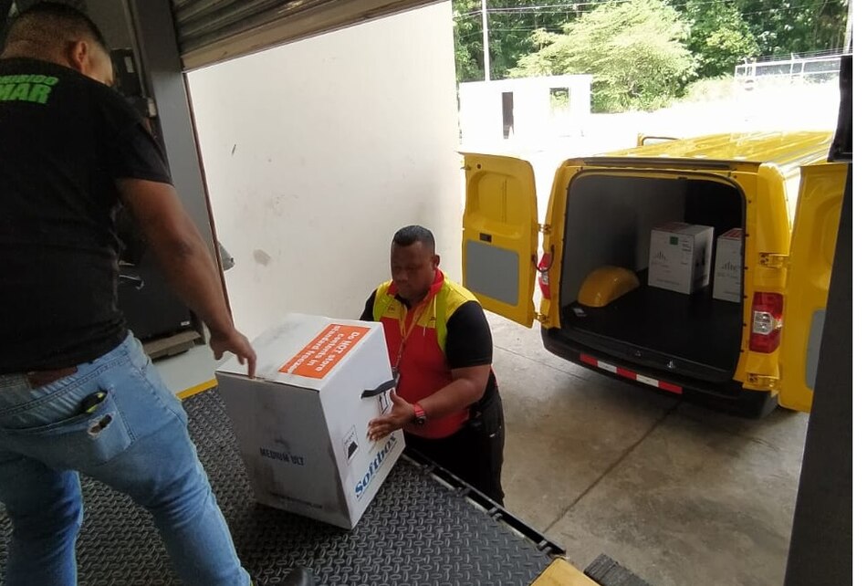 Llega al país un nuevo lote de 21 mil dosis de la vacuna bivalente contra la covid-19