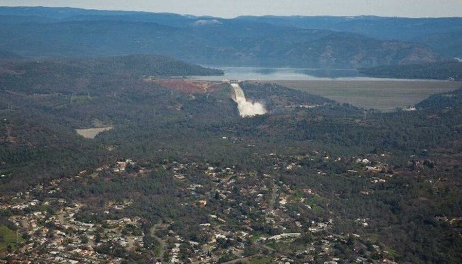 California: Evacuación se mantendrá hasta reparar presa Oroville