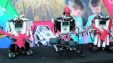 Un grupo de ‘rock’ compuesto por robots encanta al público