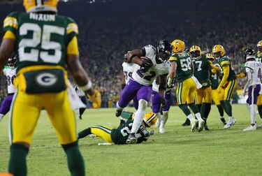 NFL: Derrick Henry firma un partido de cuatro touchdowns y 216 yardas en Lambeau Field