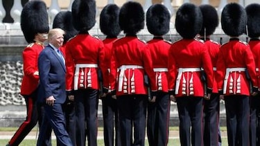 Trump es recibido por la reina Isabel II tras llegar a Londres insultando a su alcalde